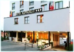  	  L\'Hotel Raffaello si trova in una posizione particolarmente favorevole, adattissima per chi desidera visitare Venezia e i dintorni e per chi scende al Raffaello per lavoro e deve raggiungere comodamente le importanti aziende commerciali e artigiane che hanno sede in prossimit� di Spinea, al crocevia tra le province di Venezia, Padova e Treviso.  La Riviera del Brenta, con le famose ville affacciate sul naviglio in scorci di rara suggestione, tra cui La Malcontenta del Palladio e Villa Pisani con il famoso labirinto e gli affreschi del Tiepolo, � a 10 Km dall\'albergo e si raggiunge in 10 minuti. A Treviso e a Padova ci si arriva in una quarantina di minuti.